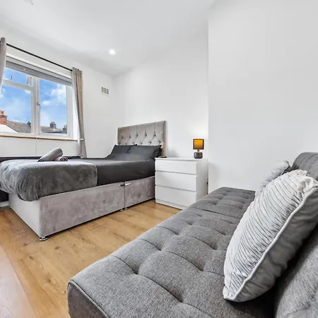 Bromley 2 Bed House With Free Parking, 30 Mins To Central London, Sleeps 6-3