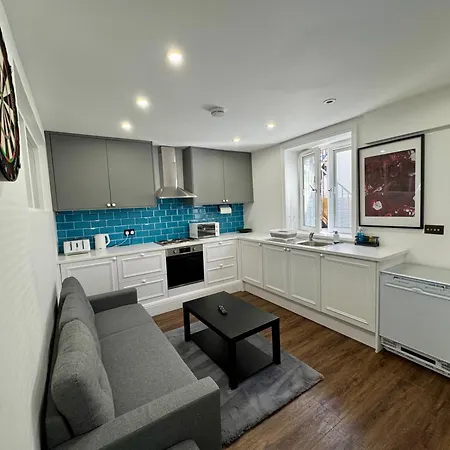 2 Bedroom Subterranean Luxury Flat In Euston-2