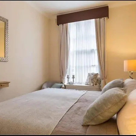 London Guest Room-3