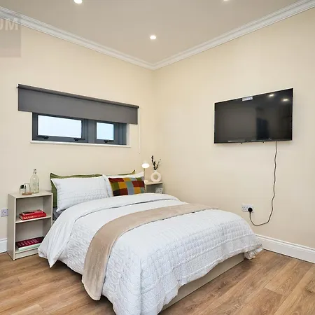 Stratford, London E15 - Modern Studio For 3-2