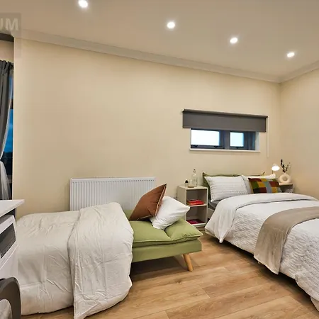 Stratford, London E15 - Modern Studio For 3-3