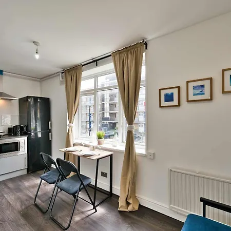 London E14 Poplar - Cosy 1 Bed Apartment For 3-3