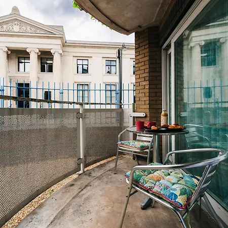 2 Bedroom Apartment Near London Bridge With A Garden-2
