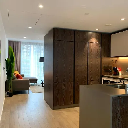 Modern 2 Bed Battersea Power Station-3