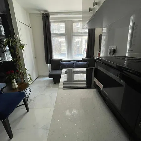 Lovely Ground Floor Miles Apartment-3