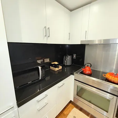 Modern Stunning View 2 Bed Flat In Canary Wharf-3
