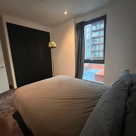 Embassy Gardens 2 Bed Apartment-3