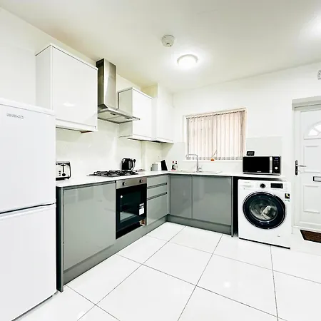 Apartment In East Ham, London-3