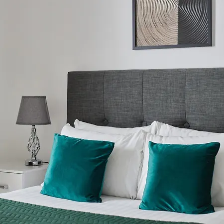 Modern & Refined Hidden Gem Apartments By Hyde Park-3