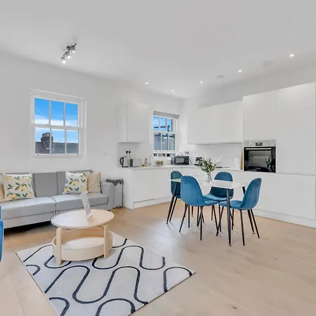 Modern Cosy 2 Bed Apartment, Smart Tv & Netflix With Private Balcony And City View-2