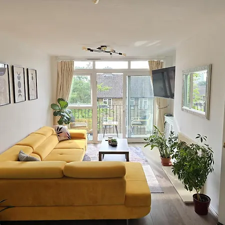 Beautiful 3-Bed Apartment At Swiss Cottage-3