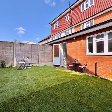 Cosy 1-Bed Flat 30Min To Central London & Parking-3