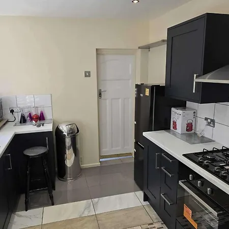 House Sleeps 8 - Garden - Short Walk To Station-2