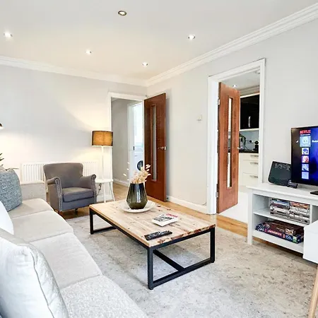 Lovely 4-Bedroom Kilburn Flat With Garden And Parking Near Hampstead Heath, Abbey Road By Staylio London-3