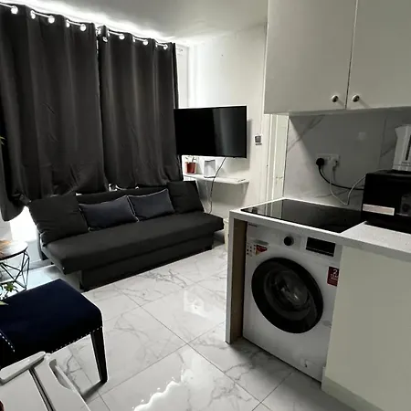 Lovely Ground Floor Miles Apartment-2
