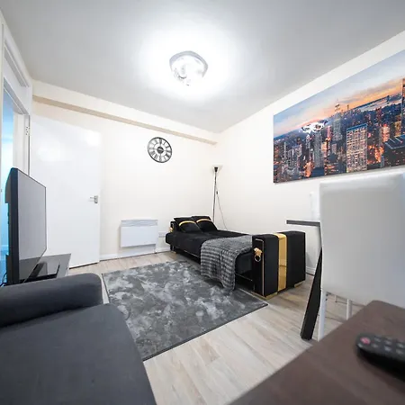 2 Bedroom Limited-Time Offer For Long Stays Near City Airport-3