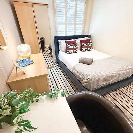 3-Bedroom Pimlico Flat With Mini Garden Near Westminster & Victoria By Staylio-2