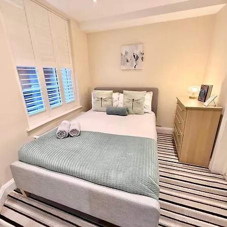 3-Bedroom Pimlico Flat With Mini Garden Near Westminster & Victoria By Staylio-3