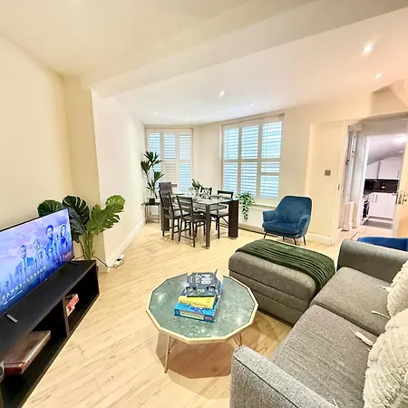 3-Bedroom Pimlico Flat With Mini Garden Near Westminster & Victoria By Staylio-3
