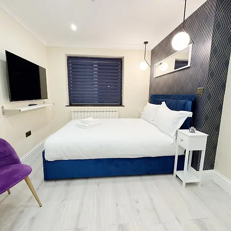 Modern Studio Near Wembley With Easy Transport-3