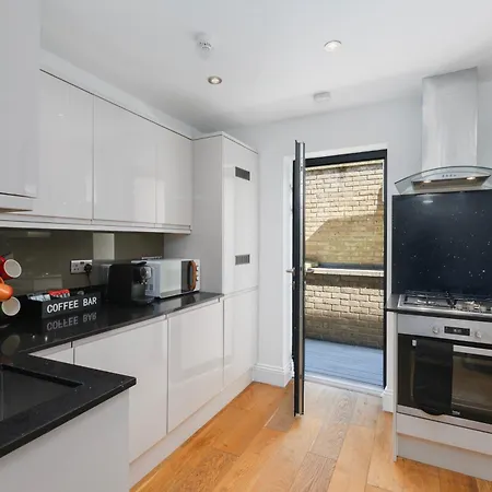 Stylish London Shoreditch Apartment With Balcony Sleeps 4 Family Friendly-3