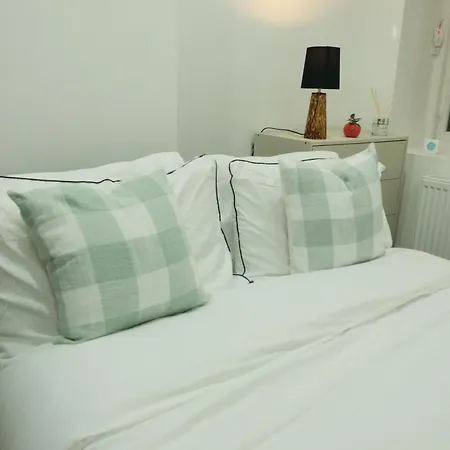 Amanah Properties - Spacious Zone 1 Apartment For Friends & Families, Sleeps 5-3