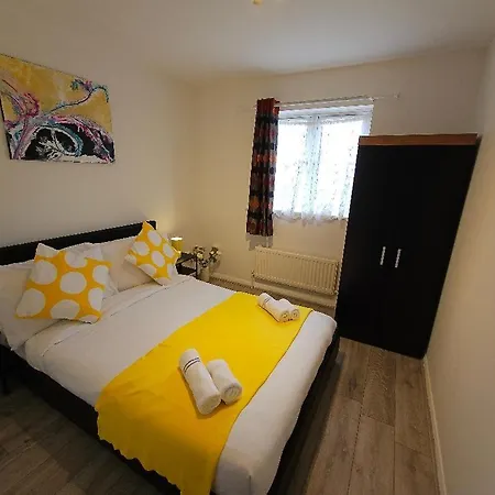 Charming Retreat For 6 People In London-2