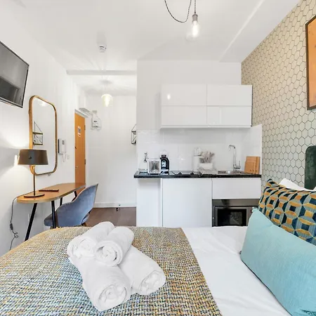 Urban Elegance Luxury Living With Kitchenette-2