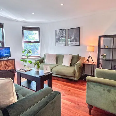 Newly Renovated 4-Bdr Crouch End Home With Balcony And Free Parking Near Alexandra Palace & Finsbury Park By Staylio London-2