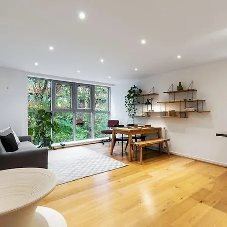 Central 2-Bed 2-Bath Apartment In Old Street-3