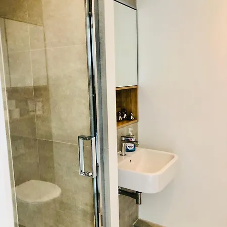 1 Bedroom Luxury Apartment 20 Min From Centre-2