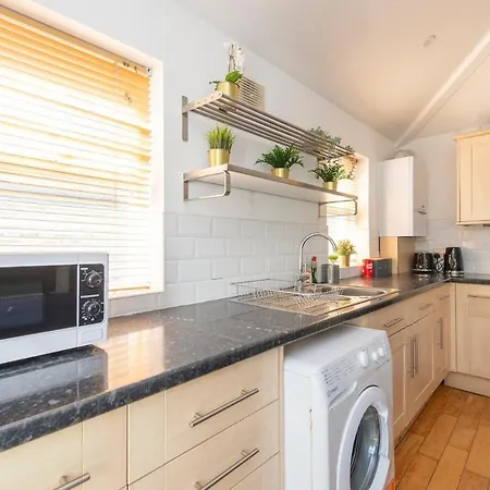 Lovely 3-Bed 20 Minutes To Central London-3
