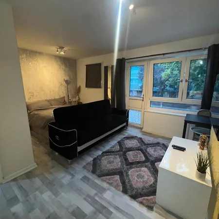 Under New Management Studio Apartment In London, Bethnal Green-3