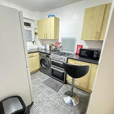 Under New Management Studio Apartment In London, Bethnal Green-2