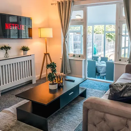 Family 4-Bed Wembley Stadium Home - Parking & Long Stays-2