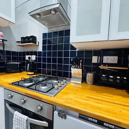 Stylish & Cosy 2 Bedrooms Mews-3