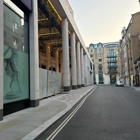 Modern 2 Bed 2 Bath Apartment Hyde Park-2