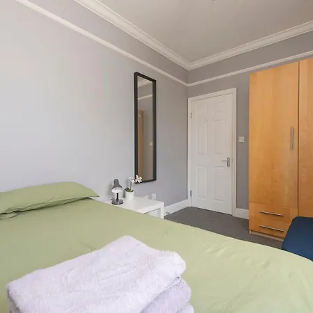 Lovely 3-Bed 20 Minutes To Central London-2