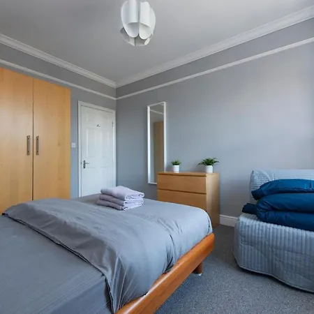 Lovely 3-Bed 20 Minutes To Central London-2
