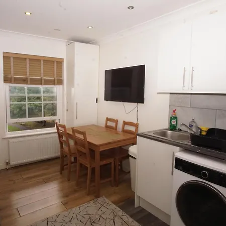 Evergreen Apartments-Flat 4, London-3