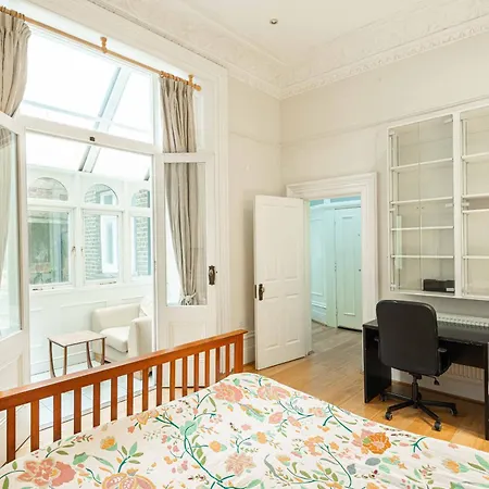 Four Beds By The Station-2