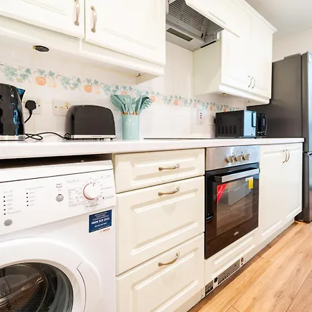 Cosy 2 Bedroom 2 Bathroom Apartment, Sleeps 6, Park View, Free Parking, Walk To Borough Market, Elephant & Castle, Tower Bridge-3