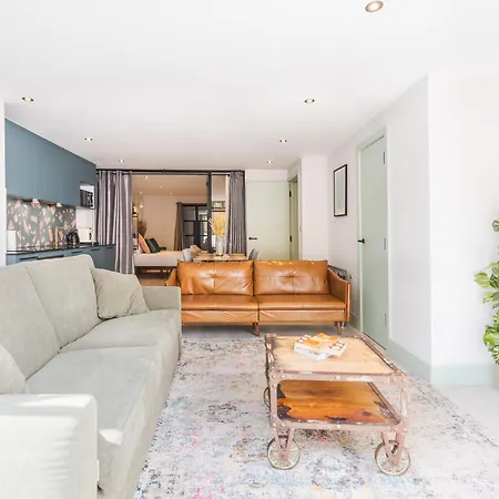 Hackney 1 Bed Garden Flat-3