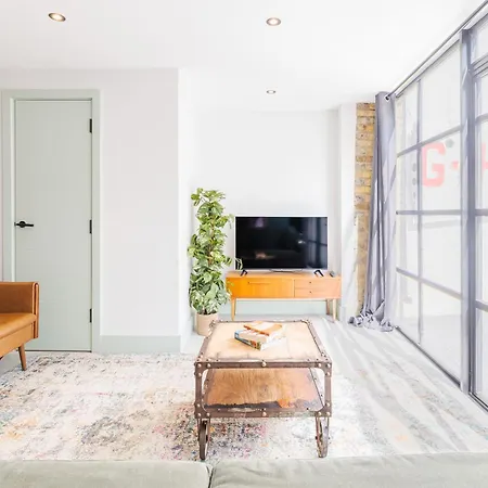 Hackney 1 Bed Garden Flat-2