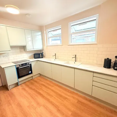 Tooting Broadway Guest Studios-3