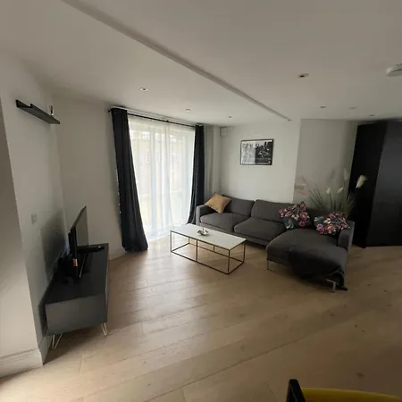 Relaxing And Modern Apartment-3