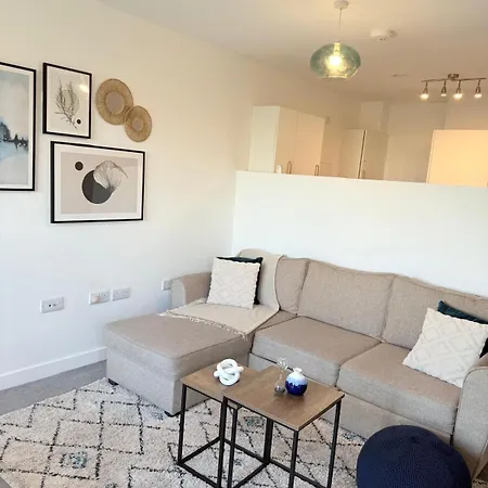Modern 1-Bed Flat, Sleeps 4-3
