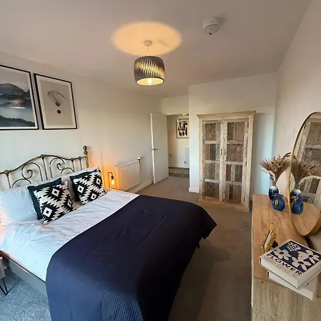 Modern 1-Bed Flat, Sleeps 4-2