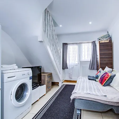 Cosy One Bedroom Flat In London-2