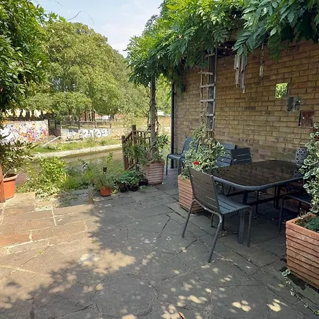 Amazing Location - City Of London- 2 Bedroom Stunning Canal View House With Private Garden,Parking & Balcony-2